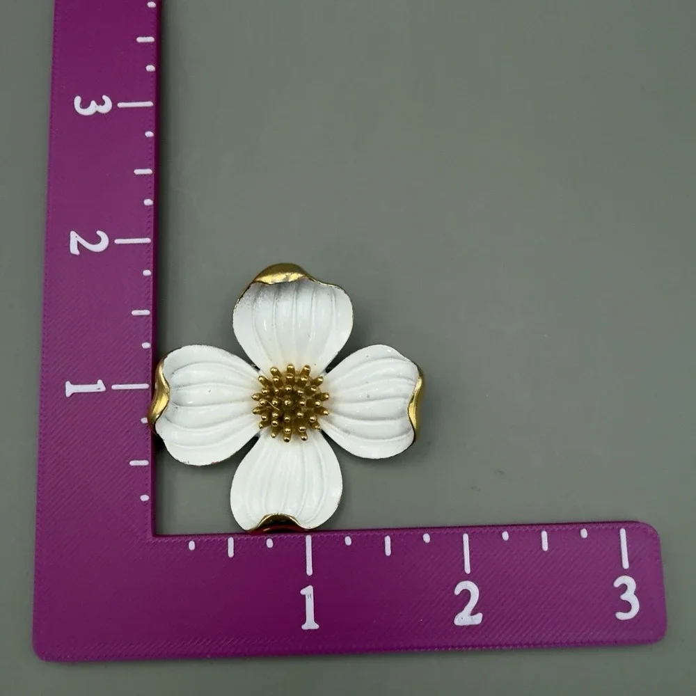 Vintage Trifari White Enamel Dogwood Flower Brooch Gold Tone Floral Pin Signed